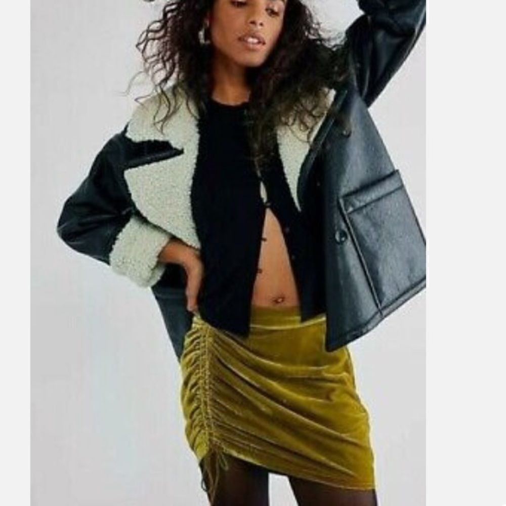 NWT - FREE PEOPLE VIVIENNE VELVET MINI SKIRT IN OLIVE GREEN SIZE: 0 - Picture 1 of 10